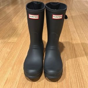 Stay dry with short waterproof Hunter boots.Navy blue. Matte finish.